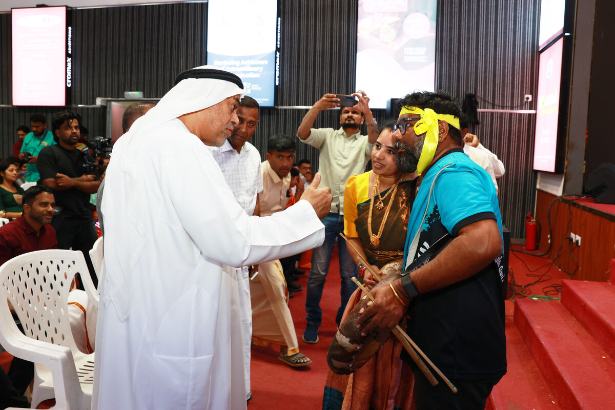 Presenting Parai to UAE Ambassador